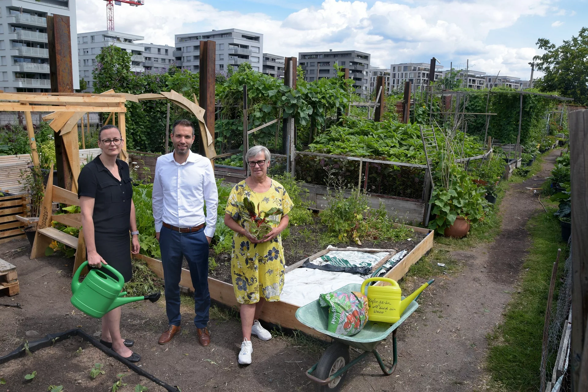 Daniela Matha, City Councilor Martin Wilhelm and Sabine Süssmann visit Hafengarten: A Ten-Year Success Story