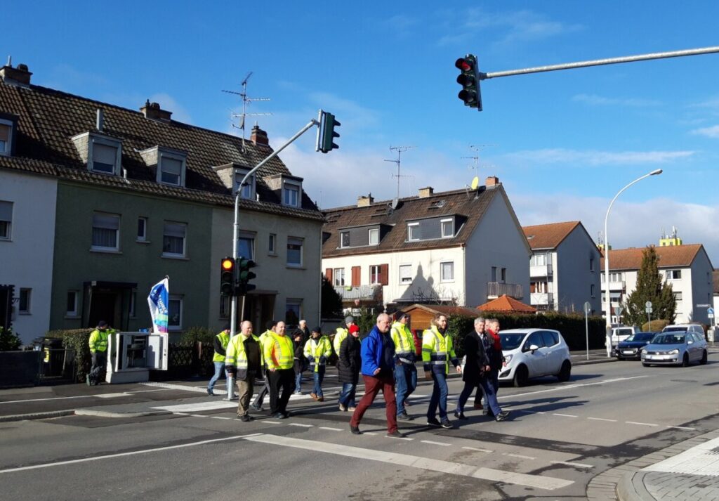 Wiesbadener Straße: Neue Fußgängerampel Sorgt In Kastel Für Sicheren ...