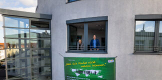 Andrea Walter (Kinderbüro) und Bürgermeister Martin Burlon. (Foto: Stadt Dreieich)