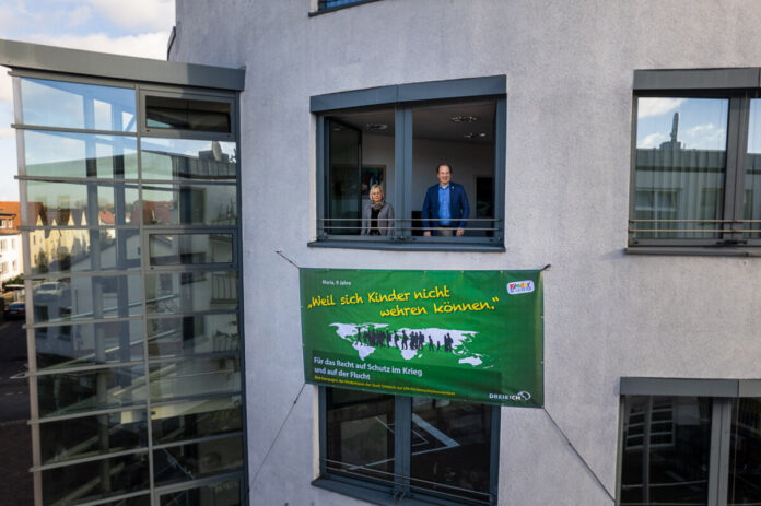 Andrea Walter (Kinderbüro) und Bürgermeister Martin Burlon. (Foto: Stadt Dreieich)