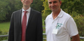 Das Foto zeigt Dr. med. Martin Voß (links) und Prof. Dr. med. Karsten Krakow. (Foto: Asklepios)