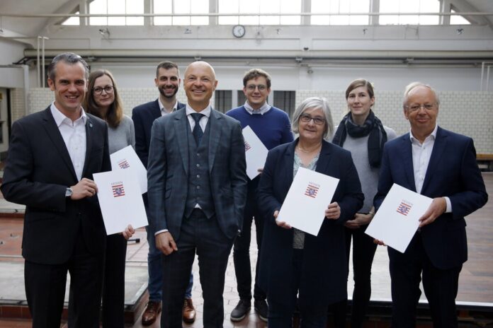 Oberbürgermeister Dr. Felix Schwenke, Daniela Matha, Geschäftsführerin Inno GmbH, Marco Ulrich, Hessisches Ministerium für Wirtschaft, Energie, Verkehr und Wohnen, Referat Städtebauförderung, Programmverantwortlicher für „Wachstum und nachhaltige Erneuerung“ (früher: Stadtumbau), Dr. Philipp Nimmermann, Staatssekretär, hier i.V. für Minister Tarek al-Wazir, Dominik Eßmann, Stadtentwicklung, städtischer Programmverantwortlicher „Sozialer Zusammenhalt“ Südliche Innenstadt/Senefelder Viertel und Nordend, Marion Rüber-Steins, Stadtentwicklung, städtische Programmverantwortliche „Wachstum und nachhaltige Erneuerung“ Revitalisierung des ehemaligen Farbwerks („Innovationscampus“), Dr. Ina Mahnkopp, Hessisches Ministerium für Wirtschaft, Energie, Verkehr und Wohnen, Referat Städtebauförderung, Programmverantwortliche für „Lebendige Zentren“, Bau- und Planungsdezernent Paul-Gerhard Weiß. Fotos: Stadt Offenbach / georg-foto-offenbach