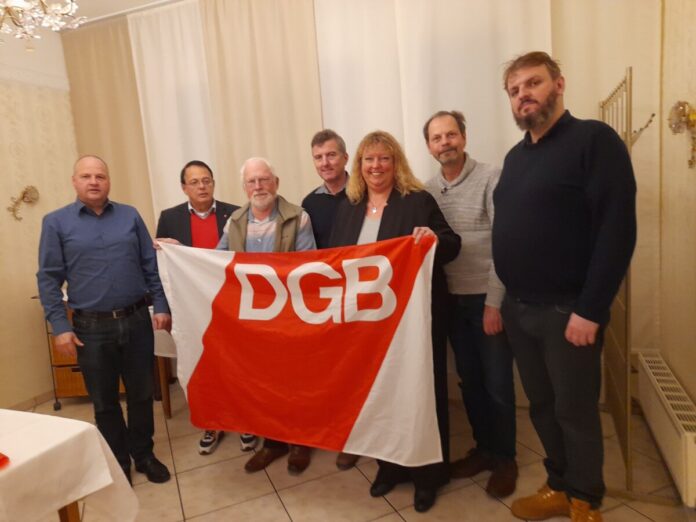 Das Foto zeigt von links nach rechts: DGB-Regionssekretär Horst Raupp (Darmstadt), DGB-Kreisvorsitzender Harald Staier (Höchst), Stellvertretender DGB-Ortsverbandsvorsitzender und Schriftführer Heinrich Seifert, Beisitzer Robert Weber, DGB-Ortsverbandsvorsitzende Britta Ziefle sowie die beiden neuen Stellvertretenden DGB-Ortsverbandsvorsitzenden Matthias Brenner (Mossautal) und Anton Stortchilov (Michelstadt). (Foto: Sindy Bruchmann)