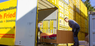 Mitarbeiter beim Beladen des LKW mit den gespendeten Betten. (Foto: Friedrich Friedrich)