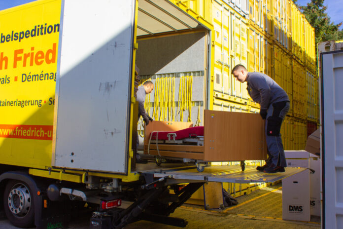 Mitarbeiter beim Beladen des LKW mit den gespendeten Betten. (Foto: Friedrich Friedrich)