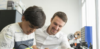 Das Foto anbei zeigt Ralf Schlosser, Leiter des DLR_School_Lab TU Darmstadt, mit einem Schüler beim Löten. (Foto: Klaus Mai / IHK Darmstadt)