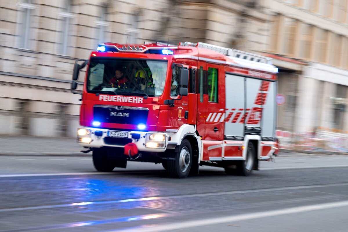 Delivery truck with baked goods catches fire in front of the supermarket