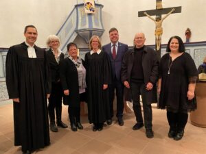 Die neue Pfarrerin Barbara Schindler wurde in Götzenhain herzlich willkommen geheißen. Unser Bild zeigt (von links): Dekan Steffen Held, die stellvertretende Kirchenvorstandsvorsitzende Ulrike Lenz, Kirchenvorstandsmitglied Martina Piekarek, Pfarrerin Barbara Schindler, Dr. Rainer Hollmann (Dekanatssynodalvorstand) sowie die Kirchenvorstandsmitglieder Holger Dechert und Kirsten Neiß. (Foto Gruppenbild: Markus Buss)