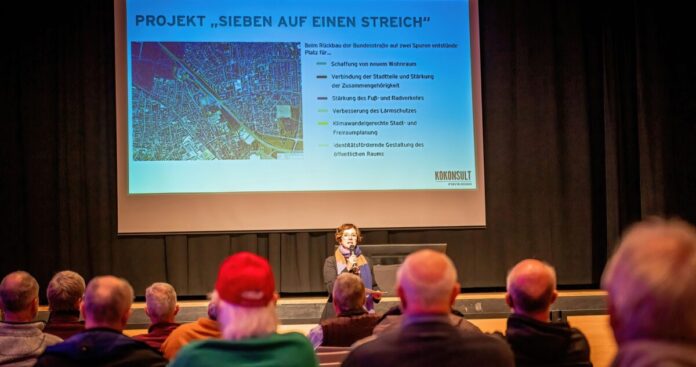 Etwa 40 Interessierte haben sich bei der jüngsten Veranstaltung zur Bürgerbeteiligung über die Zukunftswerkstatt zum möglichen Rückbau der Bundesstraße 448 über die Ideen der Planer informiert. (Foto: Fotografie Schepp)