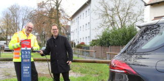 Stadtwerke-Ökostrom für die Mobilität der Zukunft: Stadtwerke-Geschäftsführer Uwe Linder (links) und Bürgermeister Jan Werner nehmen die neue Lade-säule für Elektrofahrzeuge am Freizeit- und Famili-enbad in der Teichstraße in Betrieb. Foto: Dexheimer/Stadtwerke Langen