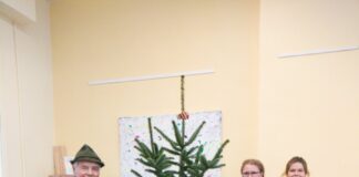 Walter Schaffner, Melanie Stahlecker-Zach und Nicole Novak mit dem Weihnachtsbaum. (Foto: Atempause)