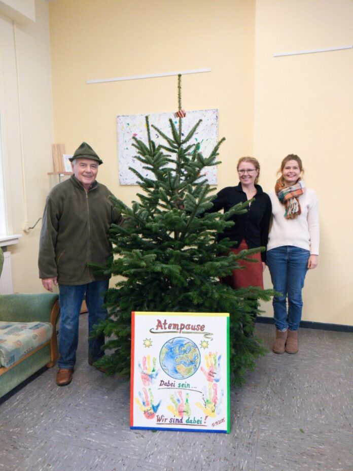 Walter Schaffner, Melanie Stahlecker-Zach und Nicole Novak mit dem Weihnachtsbaum. (Foto: Atempause)