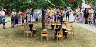 Zahlreiche große und kleine Gäste kamen in der Kita Unterm Regenbogen zum Sommerfest zusammen, um der Einrichtung zum 50-jährigen Bestehen zu gratulieren. Foto: Kita Unterm Regenbogen