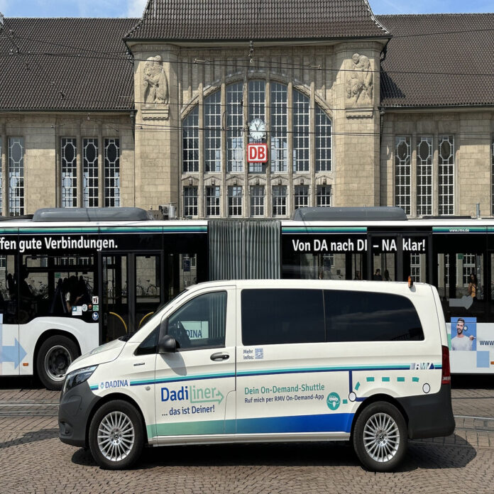 Viele Fahrgäste wünschen sich, mit dem DadiLiner mehr Haltepunkte innerhalb von Darmstadt anzufahren. Dies ist jetzt möglich. Auch der Hauptbahnhof in Darmstadt wird auf Wunsch angefahren, was ideal für die Weiterfahrt in viele Richtungen ist. Fotos: DADINA