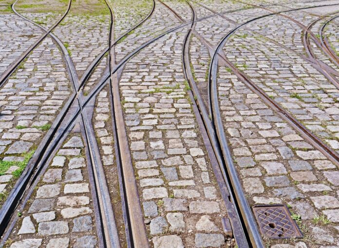 Das Bild zeigt Straßenbahnschienen.