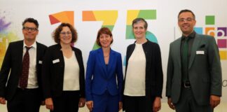 Markus Wiedmaier (Geschäftsführer Finanzen), Elke Weyand (Geschäftsführerin Leben im Alter), Ministerin Heike Hofmann, Maike Henningsen (Sprecherin der Geschäftsführung und Geschäftsführerin Soziale Arbeit) und Pfarrer Florian Gärtner (Geschäftsführer Personal). Foto Mission Leben