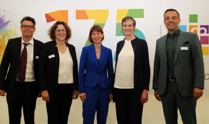 Markus Wiedmaier (Geschäftsführer Finanzen), Elke Weyand (Geschäftsführerin Leben im Alter), Ministerin Heike Hofmann, Maike Henningsen (Sprecherin der Geschäftsführung und Geschäftsführerin Soziale Arbeit) und Pfarrer Florian Gärtner (Geschäftsführer Personal). Foto Mission Leben