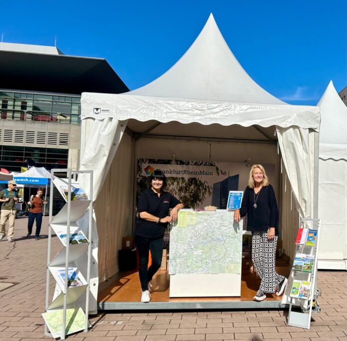 Eurobike 2024: Am Stand der Destination FrankfurtRheinMain informierten die Bereichsleiterin Touristik, Kongress- und Touristikbetrieb der Stadt Aschaffenburg, Waltraud F. Gulder (links), sowie die Wirtschaftsförderin des Kreises Offenbach, Konstanze Fritsch (rechts).(Bild: Kreis Offenbach)