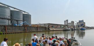 Auch Bootsrundfahrten gehörten am Samstag zum Hafenfest in Hanau.