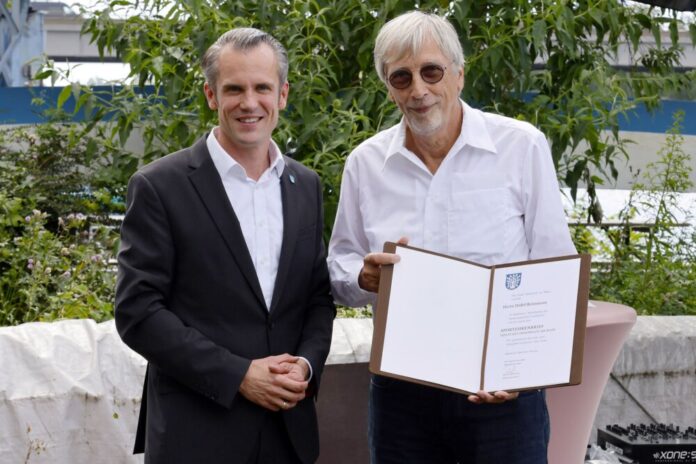 Oberbürgermeister Dr. Felix Schwenke überreicht Detlef Reissmann den Sportehrenbrief der Stadt Offenbach. und verabschiedet ihn nach 50 Jahren aus dem Vorstand der SG Wiking. Foto: Stadt Offenbach / georg-foto, offenbach