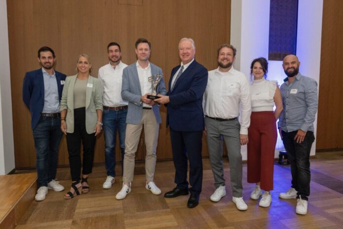 Auf dem Foto von links: Maximilian Kieser (Holcim), Jennifer Dama (Ingenum), Jonas Fink (Amodes), Daniel Imhäuser (Blasius Schuster und Initiator des Circle), Ulrich Caspar (Vorsitzender von PERFORM und Präsident der IHK Frankfurt am Main), Florian Weber (CDM Smith), Michelle Zacharias (CDM Smith) und Markus Liesenfeld (DTG Binnenschifffahrt), Foto: PERFORM GbR / Stefan Krutsch