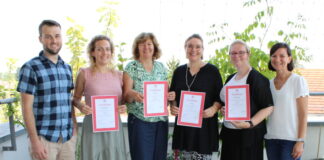 Fachbereichsleiter Rick Hölzer und Fachberaterin Nadja Pfitzner umrahmen die erfolgreichen Absolventinnen Rebecca Baumunk, Anja Fehr, Anja Ohl und Monika Dziembala (v.li.) (Foto: Stadt Riedstadt)