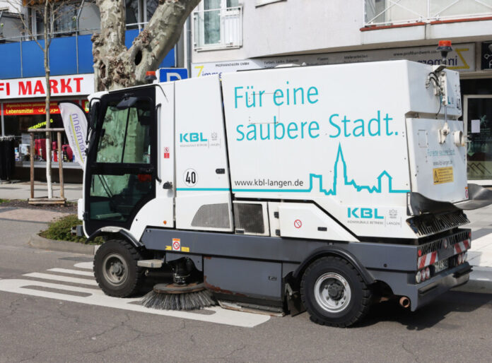 Im Dienst für eine saubere Stadt sind die Mitarbeiter der Kommunalen Betriebe Langen. Foto: Schaible/Stadt Langen