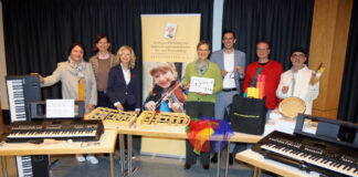 Neue Ausstattung für den Musikschulunterricht stellt der Förderverein für kulturelle und musikalische Aus- und Weiterbildung Obertshausen (Mubiku) der Musikschule Obertshausen zur Verfügung. Natalja Maurer (von links), Annette Battel und Simone Weinmann-Mang vom Förderverein freuen sich, die Musikschule unterstützen zu können. Dafür bedanken sich stellvertretend die pädagogische Musikschulleiterin Annette Dörr, Bürgermeister Manuel Friedrich sowie die Musikschul-Fachbereichsleiter Peter Krausch und Oguz Dogan. Foto: Christina Schäfer/Stadt Obertshausen