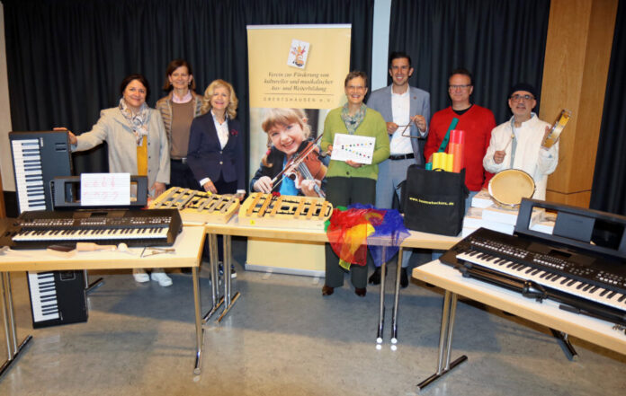 Neue Ausstattung für den Musikschulunterricht stellt der Förderverein für kulturelle und musikalische Aus- und Weiterbildung Obertshausen (Mubiku) der Musikschule Obertshausen zur Verfügung. Natalja Maurer (von links), Annette Battel und Simone Weinmann-Mang vom Förderverein freuen sich, die Musikschule unterstützen zu können. Dafür bedanken sich stellvertretend die pädagogische Musikschulleiterin Annette Dörr, Bürgermeister Manuel Friedrich sowie die Musikschul-Fachbereichsleiter Peter Krausch und Oguz Dogan. Foto: Christina Schäfer/Stadt Obertshausen