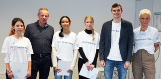 Smart_mit_dem_Phone: v. l. n. r. : Mariia Vakulenko, Bürgermeister Ralf Möller, Lilly Zechlau, Chiara Matthiesen, Tim Birmele (Lehrer), Karin Merkl (Ehrenamtsagentur).Bild: Stadt Weiterstadt