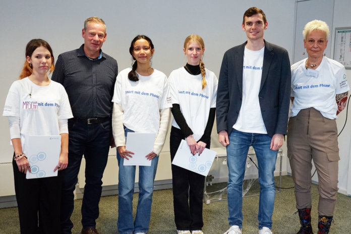 Smart_mit_dem_Phone: v. l. n. r. : Mariia Vakulenko, Bürgermeister Ralf Möller, Lilly Zechlau, Chiara Matthiesen, Tim Birmele (Lehrer), Karin Merkl (Ehrenamtsagentur).Bild: Stadt Weiterstadt