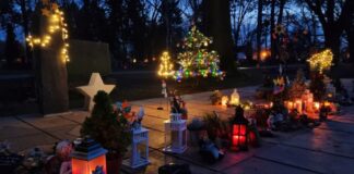 Lichterketten und Weihnachtsschmuck werden auch in diesem Jahr das Sternenkindergrab auf dem Dieburger Friedhof schmücken. Foto: Stadt Dieburg