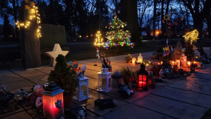 Lichterketten und Weihnachtsschmuck werden auch in diesem Jahr das Sternenkindergrab auf dem Dieburger Friedhof schmücken. Foto: Stadt Dieburg