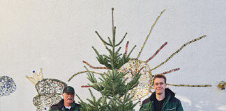 Einrichtungsleiter Michael Vierrath (Mitte) freut sich mit Moritz und Theo sehr über den Christbaum, den Peter Hubeler (hinten links) und sein Sohn Jonas der Kita Am Steinberg gespendet haben. Foto: Kita Am Steinberg