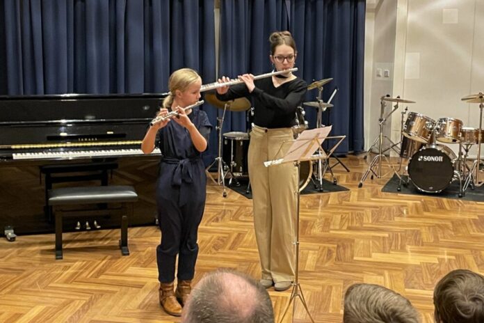 Das beliebte Weihnachtskonzert von Schülerinnen und Schülern der Musikschule Dietzenbach findet wieder am 13. Dezember statt. Foto: Joachim Neumann